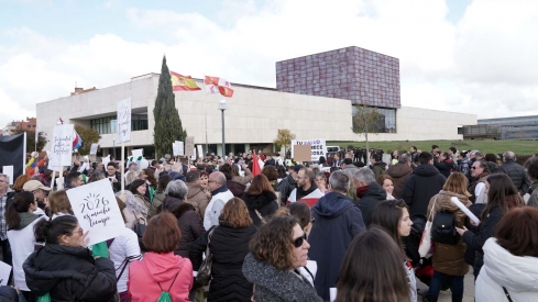 Rubén Cacho ICAL. Más de 2000 personas convocadas por #OncoBierzo participan en una concentración frente a las Cortes de Castilla y León en Valladolid (6)