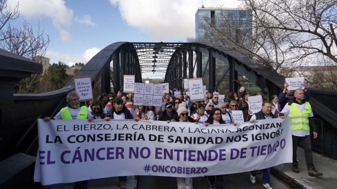 Rubén Cacho ICAL. Más de 2000 personas convocadas por #OncoBierzo participan en una concentración frente a las Cortes de Castilla y León en Valladolid (2)