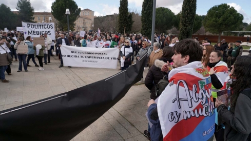 Rubén Cacho ICAL. Más de 2000 personas convocadas por #OncoBierzo participan en una concentración frente a las Cortes de Castilla y León en Valladolid (10)