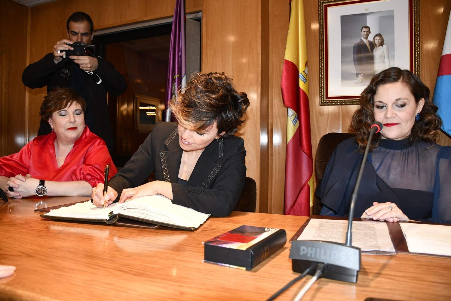 Firma de SonsolesÓnega en el libro de honor de Bembibre 