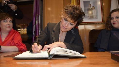 Firma de Sonsoles  Ónega en el libro de honor de Bembibre 