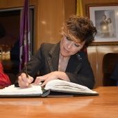 Firma de Sonsoles  Ónega en el libro de honor de Bembibre 