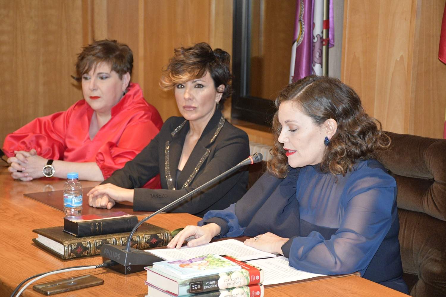 Firma de SonsolesÓnega en el libro de honor de Bembibre