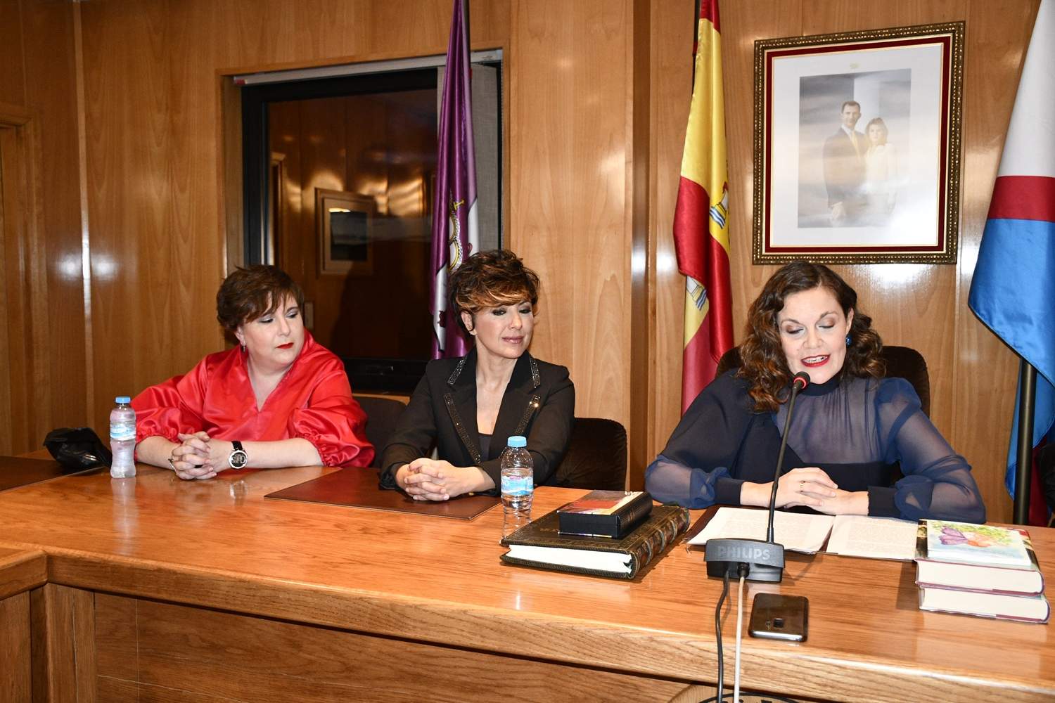 Firma de SonsolesÓnega en el libro de honor de Bembibre 