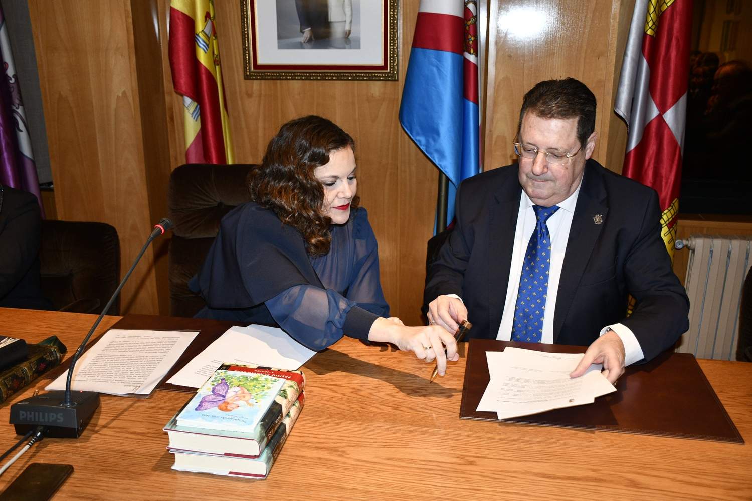 Firma de SonsolesÓnega en el libro de honor de Bembibre 