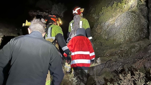 Rescatados un padre y su hijo de ocho años que quedaron enriscados en la Peña del Seo.