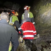 Rescatados un padre y su hijo de ocho años que quedaron enriscados en la Peña del Seo. Rescatados un padre y su hijo de ocho años que quedaron enriscados en la Peña del Seo.