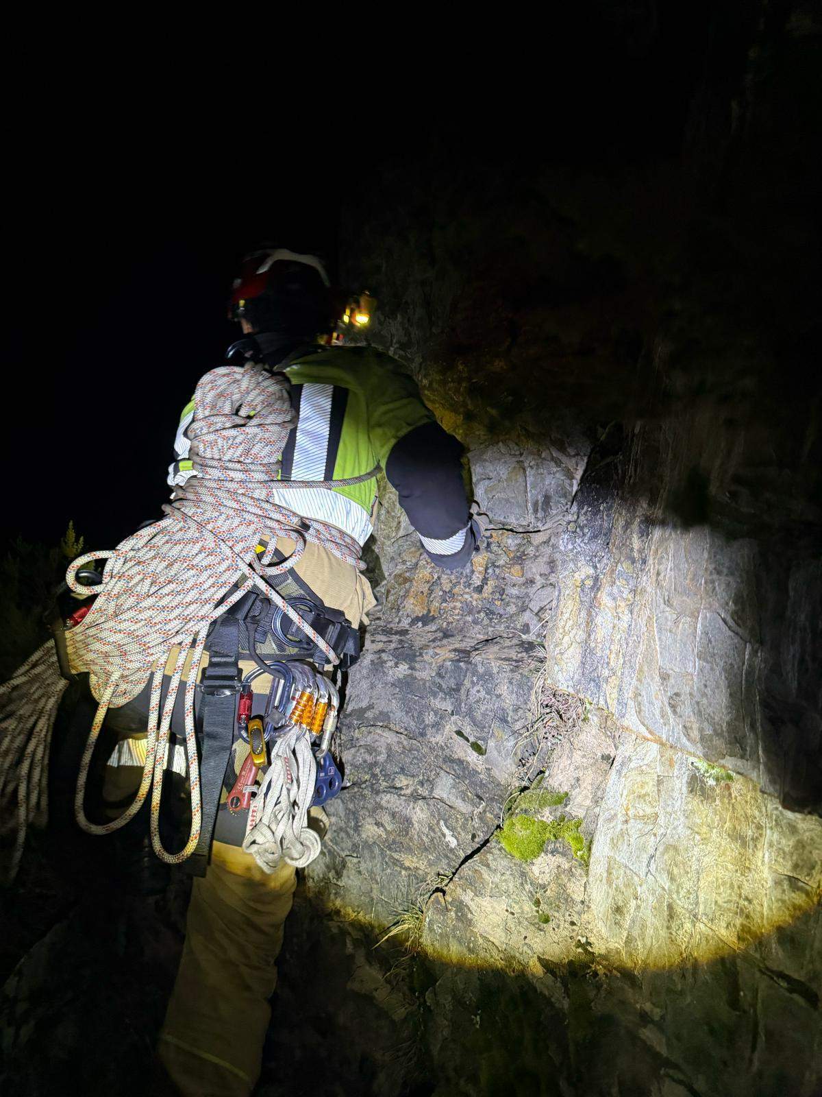 Rescatados un padre y su hijo de ocho años que quedaron enriscados en la Peña del Seo