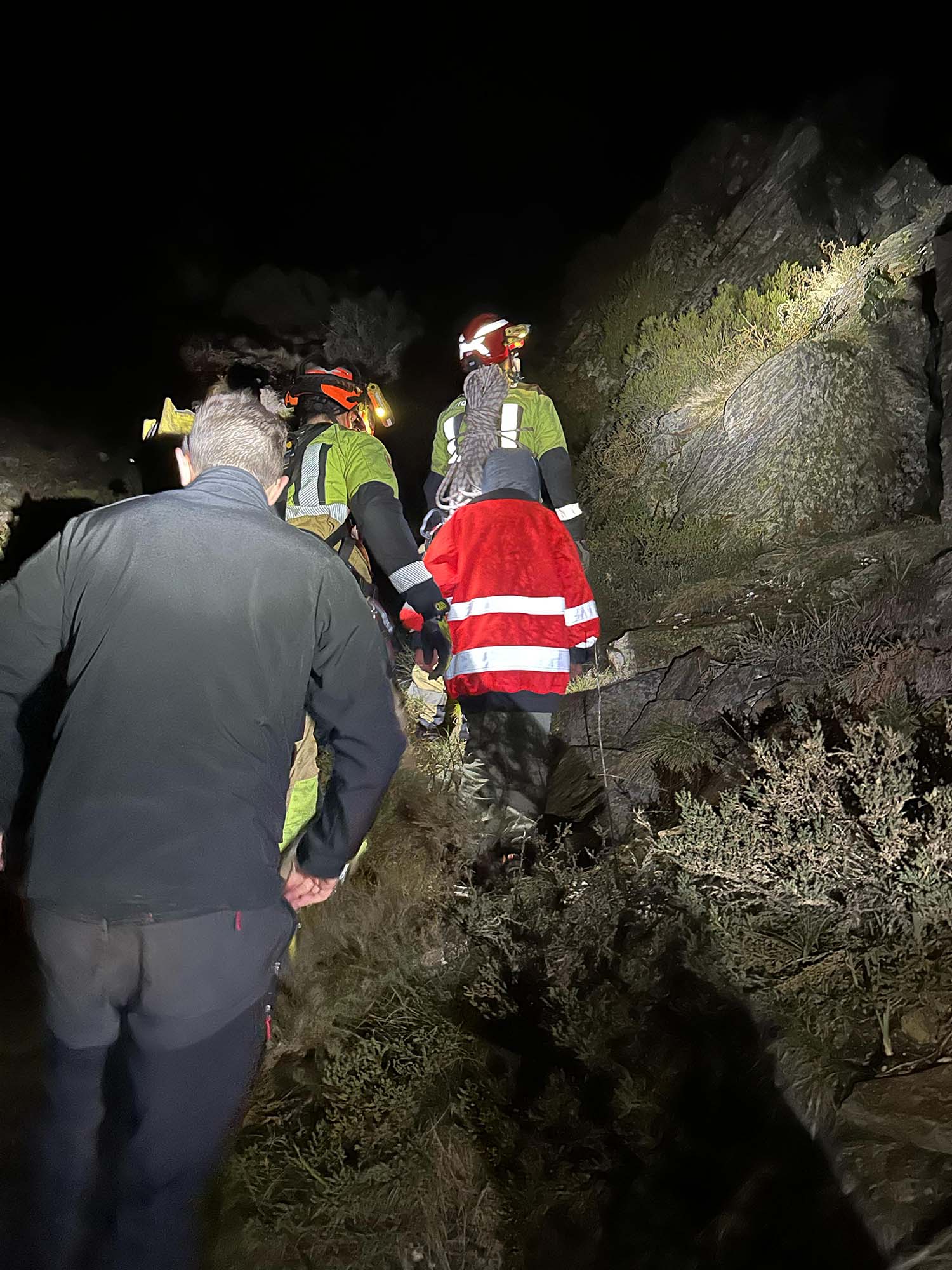 Rescatados un padre y su hijo de ocho años que quedaron enriscados en la Peña del Seo