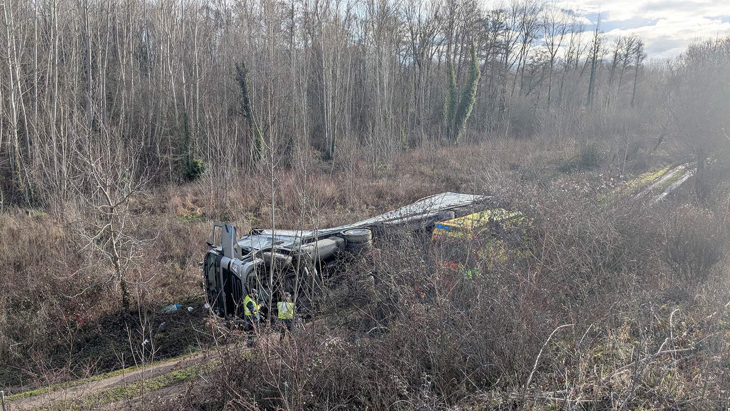 Camión volcado en Villamartín