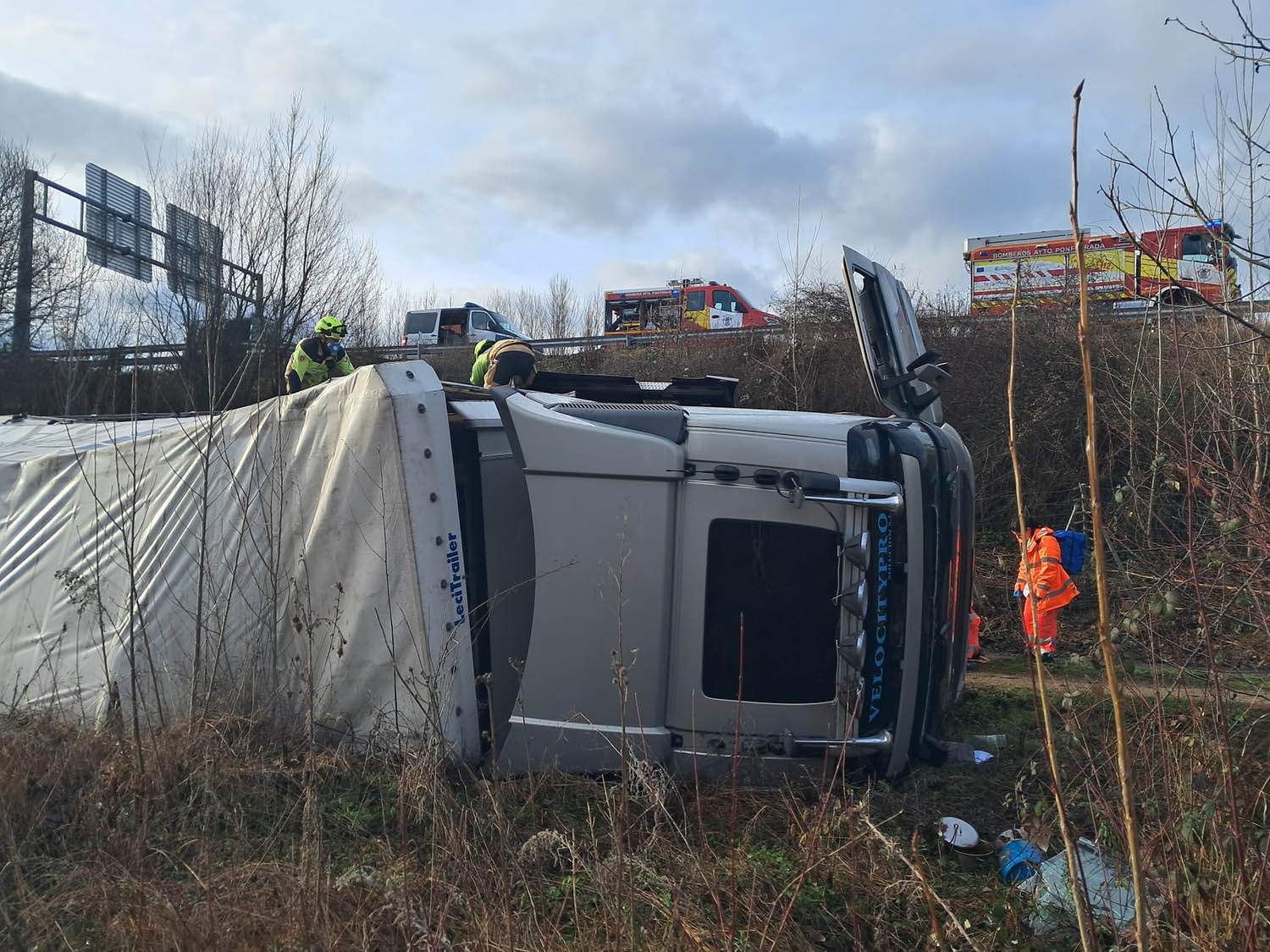 Atrapado un camionero en el interior del vehículo en la A 6 en Villamartín de la Abadía 1