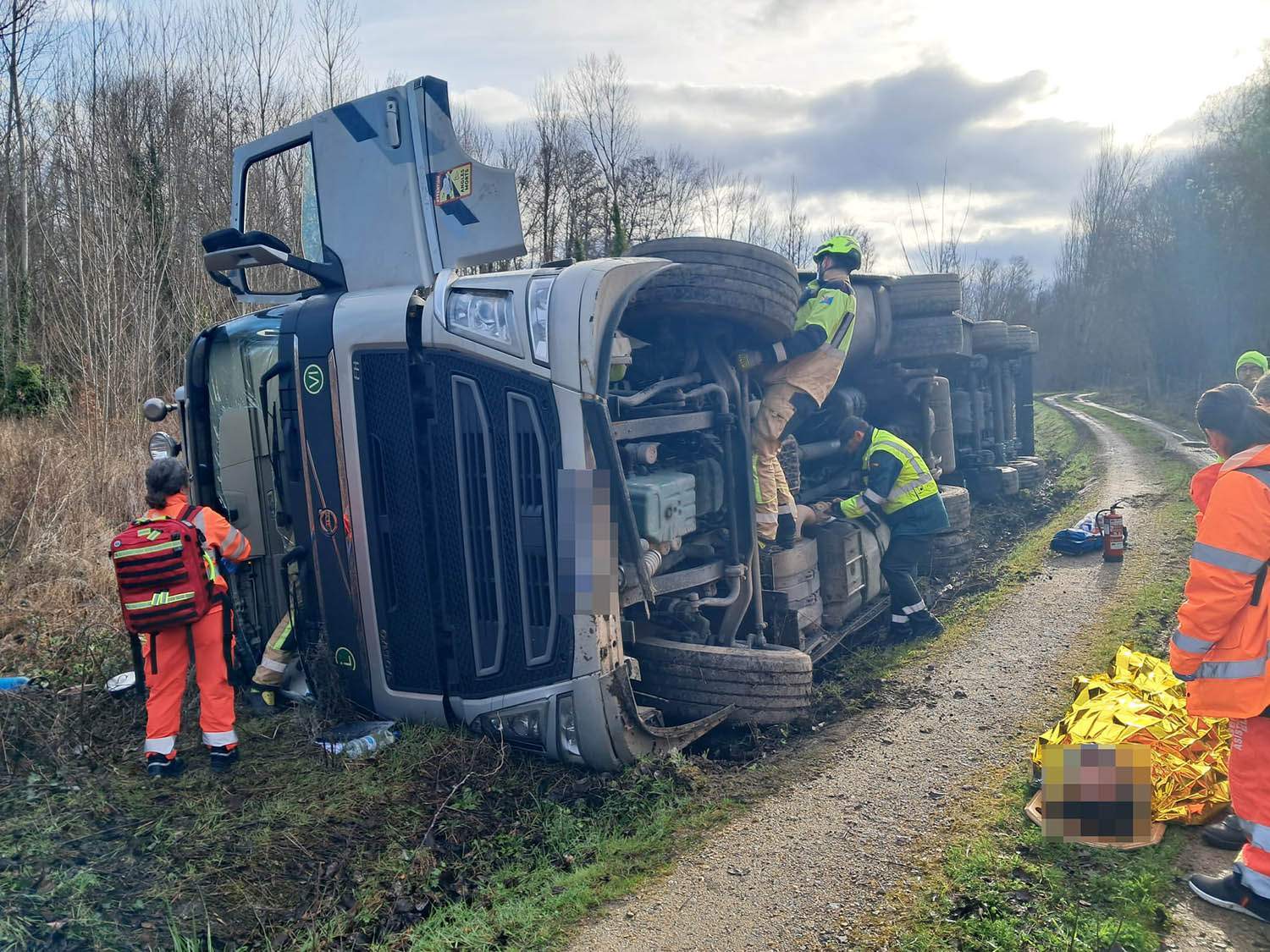 Atrapado un camionero en el interior del vehículo en la A 6 en Villamartín de la Abadía.