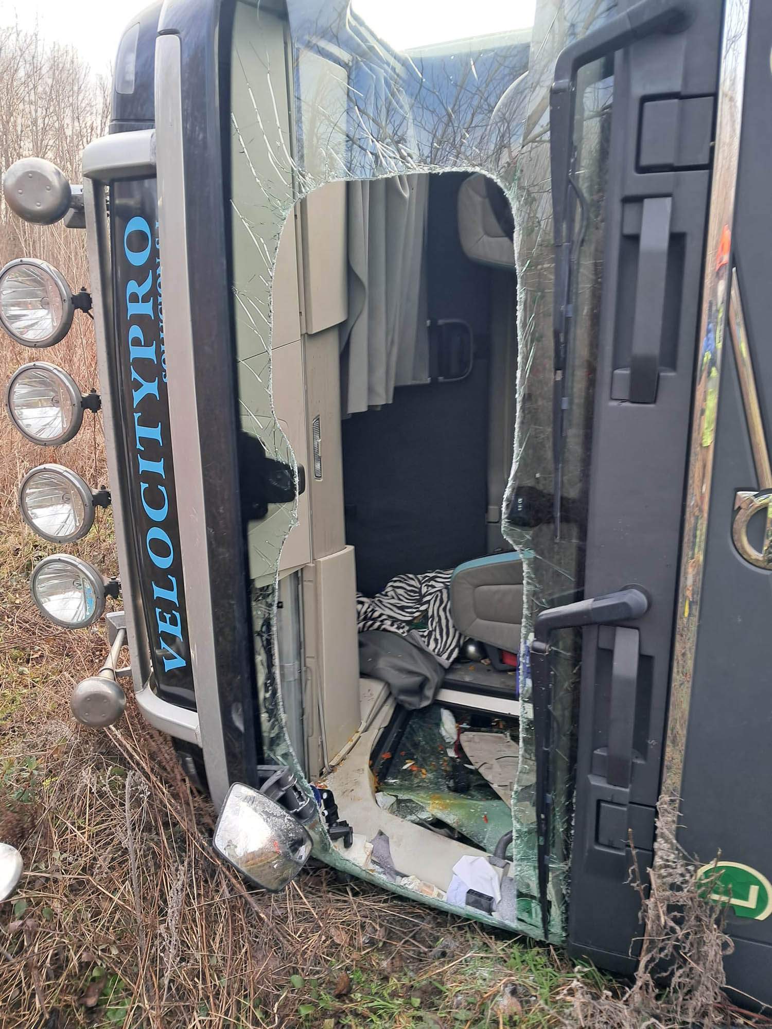 Atrapado un camionero en el interior del vehículo en la A 6 en Villamartín de la Abadía