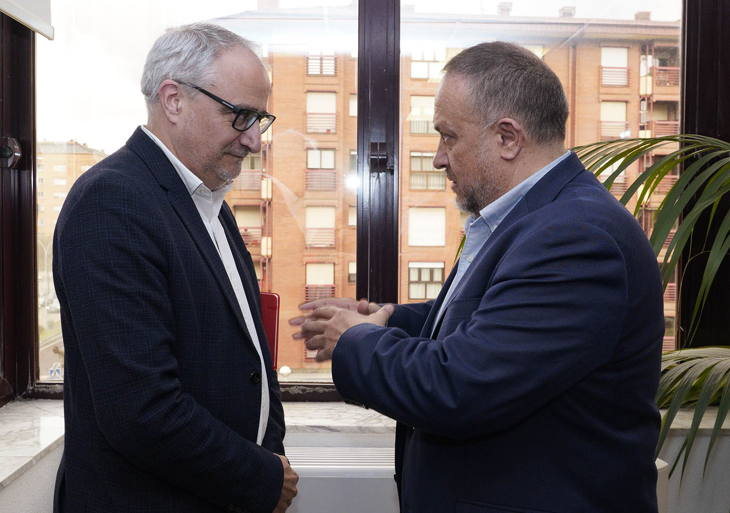César Sánchez / ICAL. El presidente de la Diputación de León, Gerardo Álvarez Courel (D), junto al presidente del Consejo Comarcal del Bierzo, Olegario Ramón (I), durante la asamblea general de la Agrupación de Municipios Mineros de Castilla y León que se celebra en Ponferrada