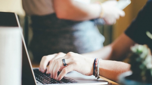 Ordenador en una universidad | Educación confirma el ciberataque que comprometió datos personales del alumnado y de sus padres