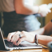 Ordenador en una universidad | Educación confirma el ciberataque que comprometió datos personales del alumnado y de sus padres Ordenador en una universidad | Educación confirma el ciberataque que comprometió datos personales del alumnado y de sus padres