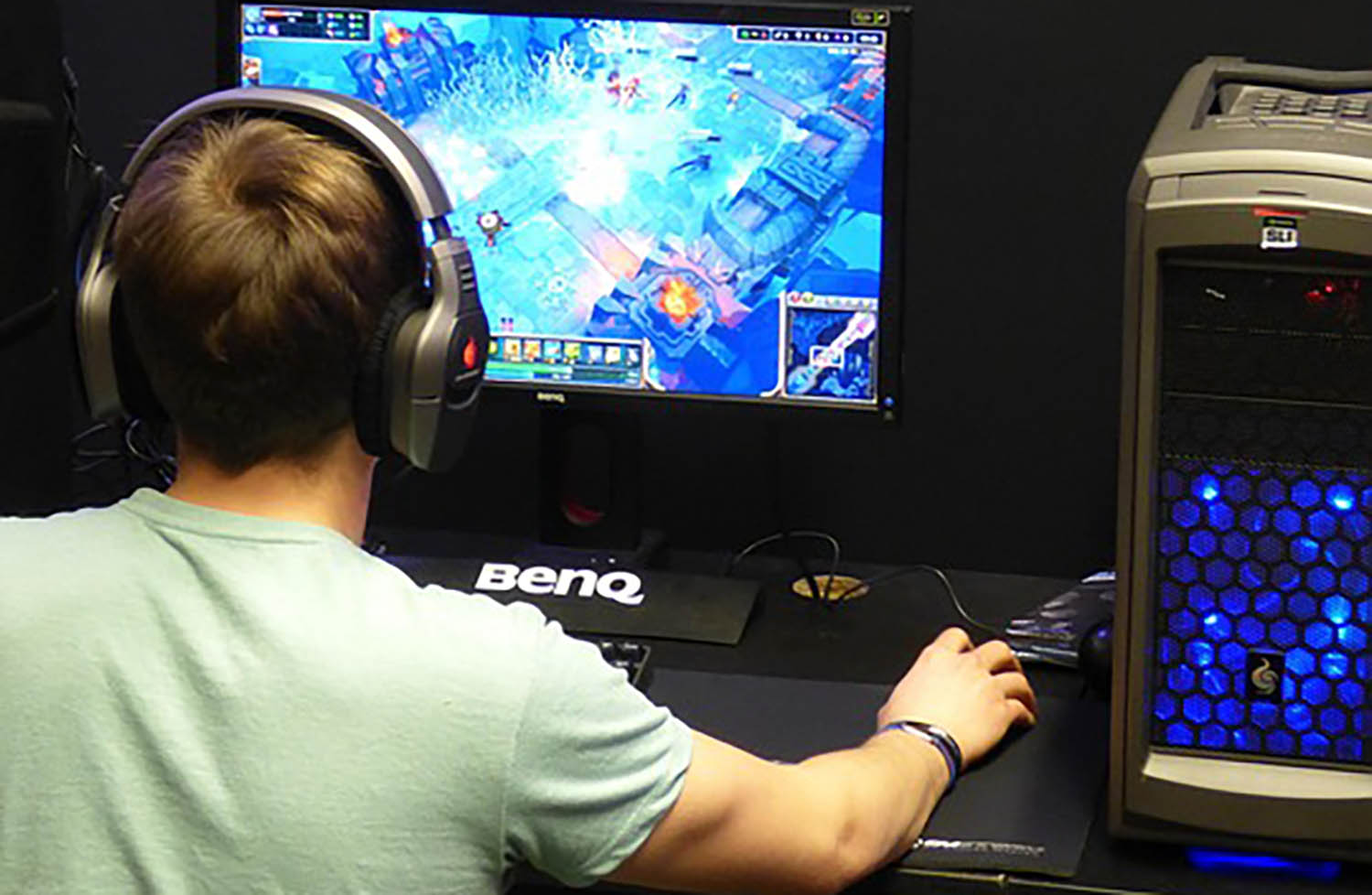 Chico joven jugando ordenador videojuegos Chico joven jugando ordenador videojuegos