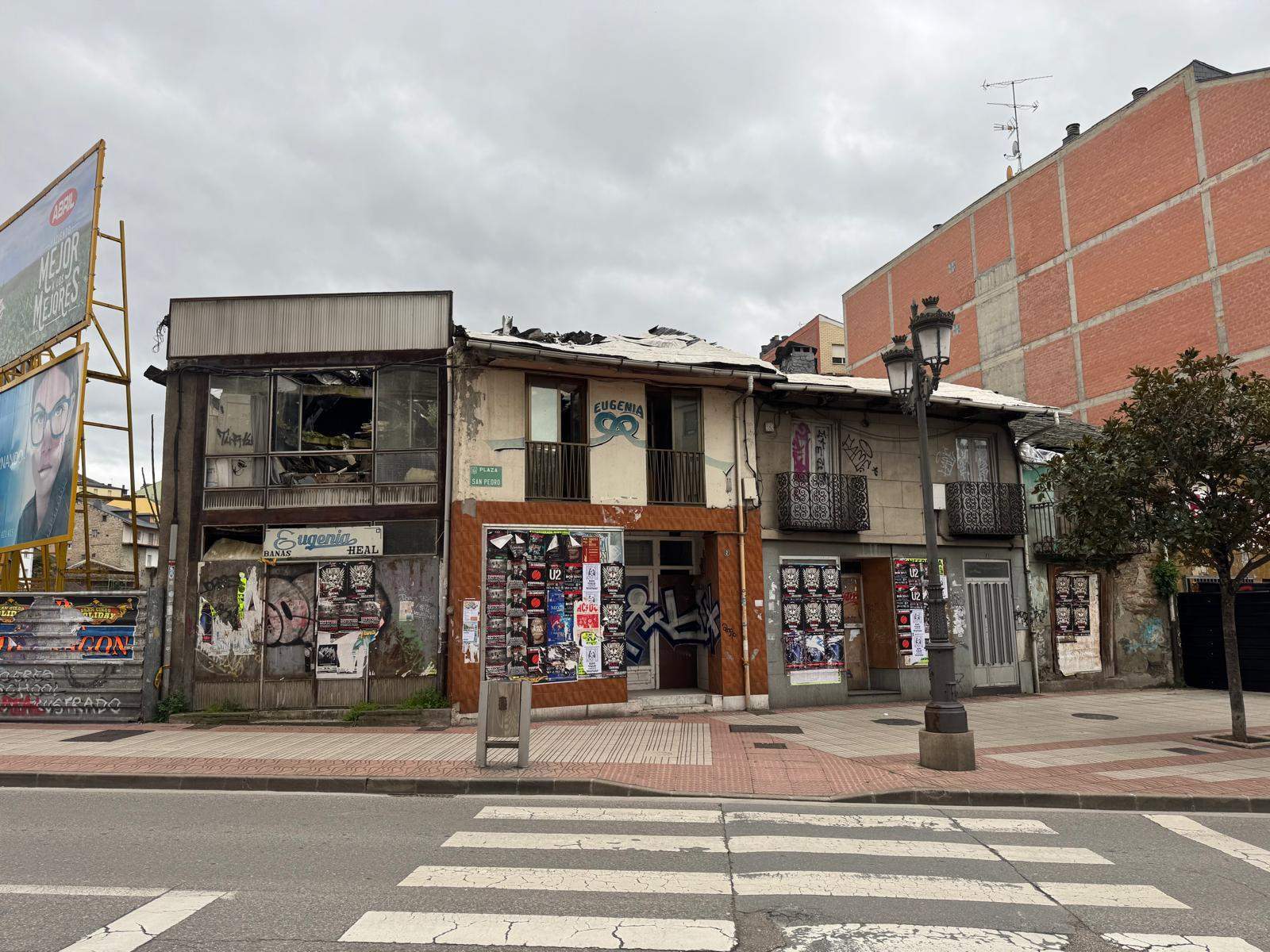 Edificios en ruinas de la Plaza San Pedro de Ponferrada Edificios en ruinas de la Plaza San Pedro de Ponferrada
