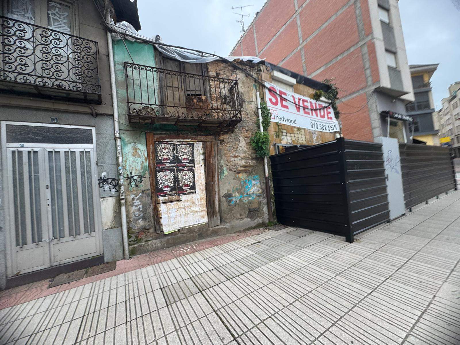 Edificios en ruinas de la Plaza San Pedro de Ponferrada Edificios en ruinas de la Plaza San Pedro de Ponferrada