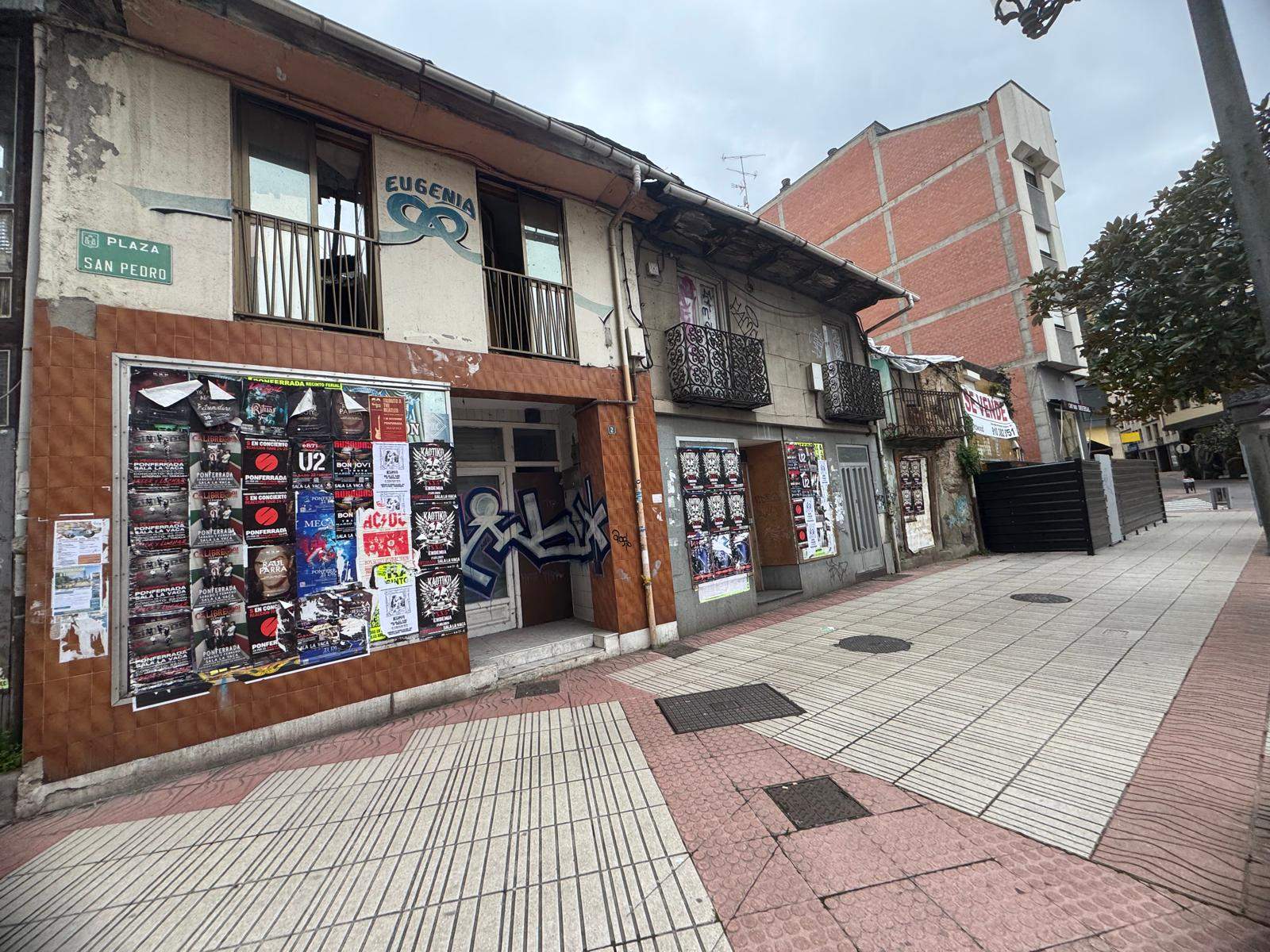 Edificios en ruinas de la Plaza San Pedro de Ponferrada Edificios en ruinas de la Plaza San Pedro de Ponferrada
