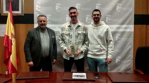 Camponaraya homenajea a Sergio Blanco doble campeón mundial de dardos por parejas