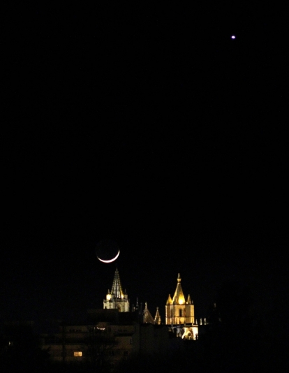 Luna sobre la Catedral de León | Foto: Peío García, ICAL
