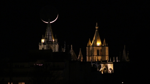 Luna sobre la Catedral de León | Foto: Peío García, ICAL