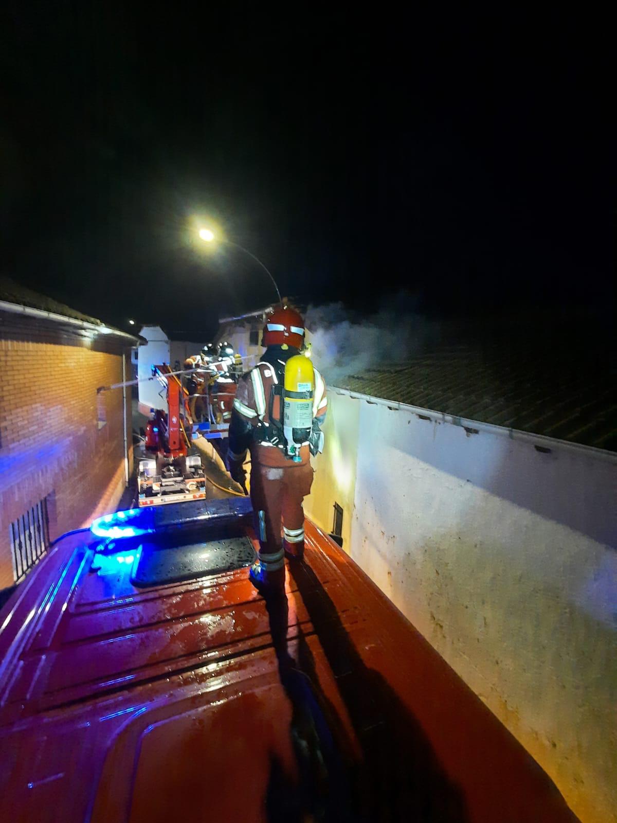 Intervención de los Bomberos de Diputación de León en el incendio en Villaverde de Arcayos | Diputación de León