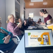 La Fundación Cupa Group y Afa Bierzo acercan las nuevas tecnologías a personas mayores en Puente de Domingo Flórez