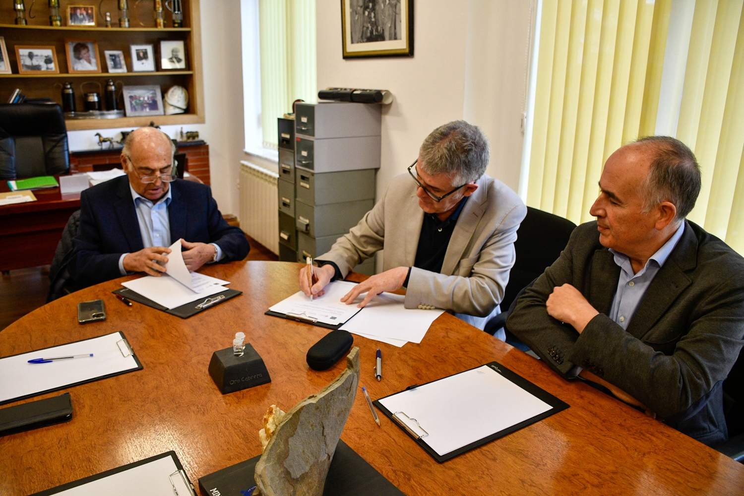 Firma del convenio entre Fundación Cultura Minera y la UNEd 