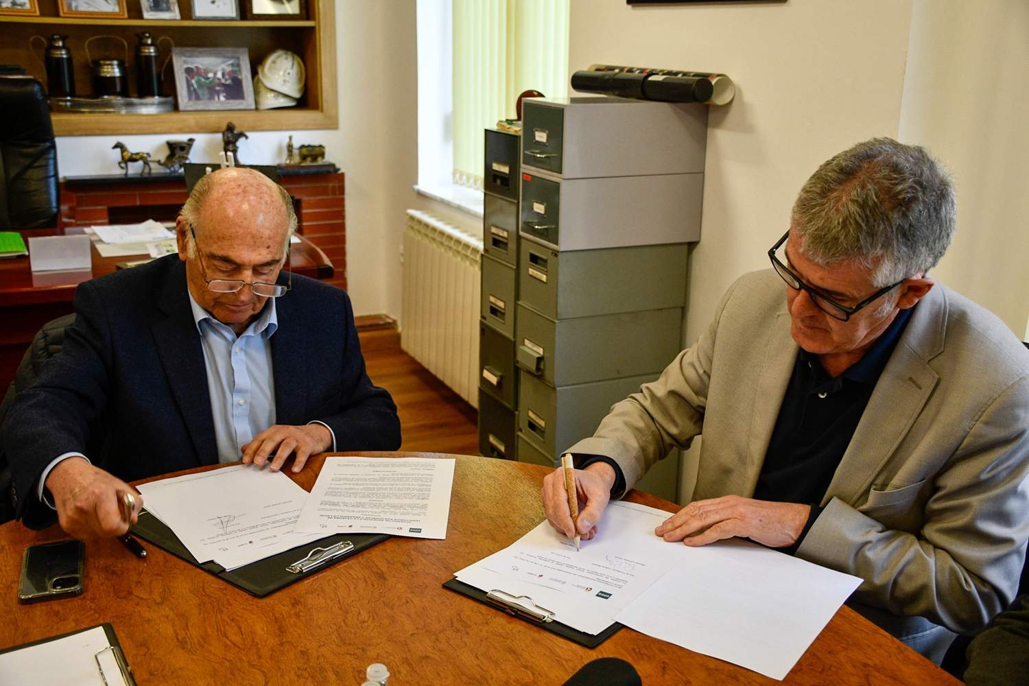 Firma del convenio entre Fundación Cultura Minera y la UNEd 