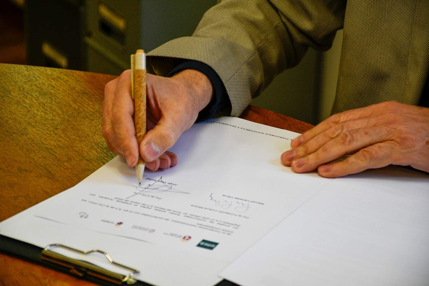 Firma del convenio entre Fundación Cultura Minera y la UNEd