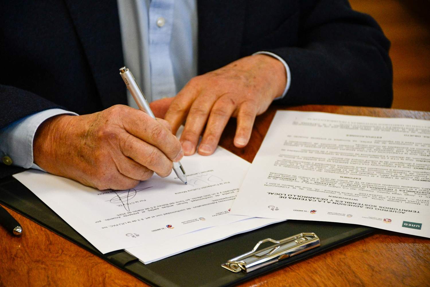 Firma del convenio entre Fundación Cultura Minera y la UNEd 