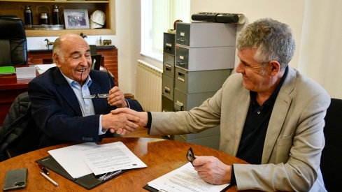 Firma del convenio entre Fundación Cultura Minera y la UNED