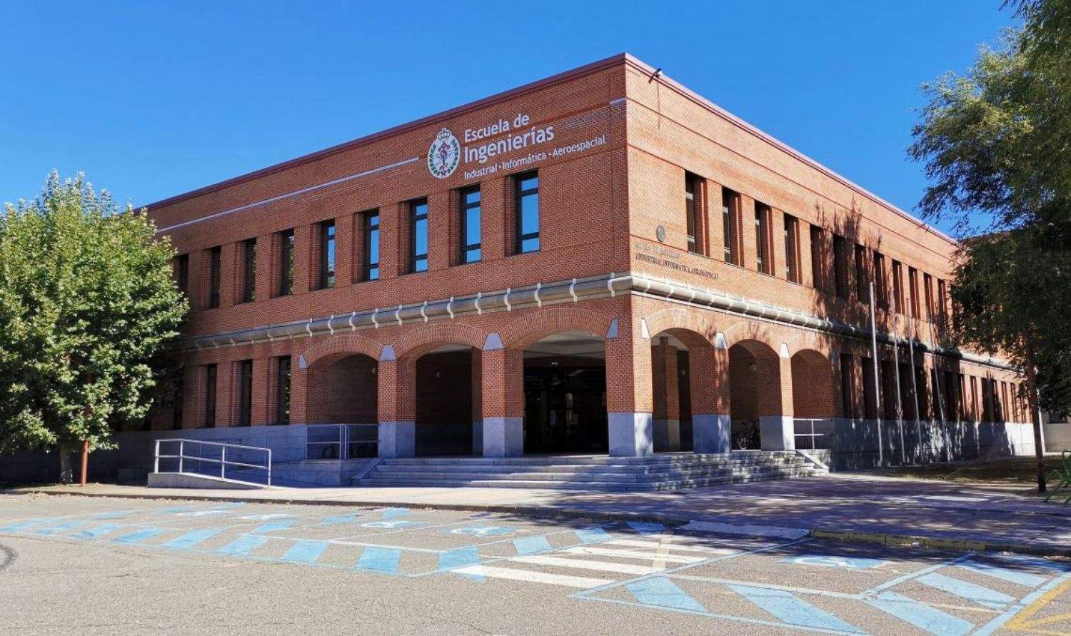 Escuela de Ingenierías Industrial, Informática y Aeroespacial de la ULE Escuela de Ingenierías Industrial, Informática y Aeroespacial de la ULE