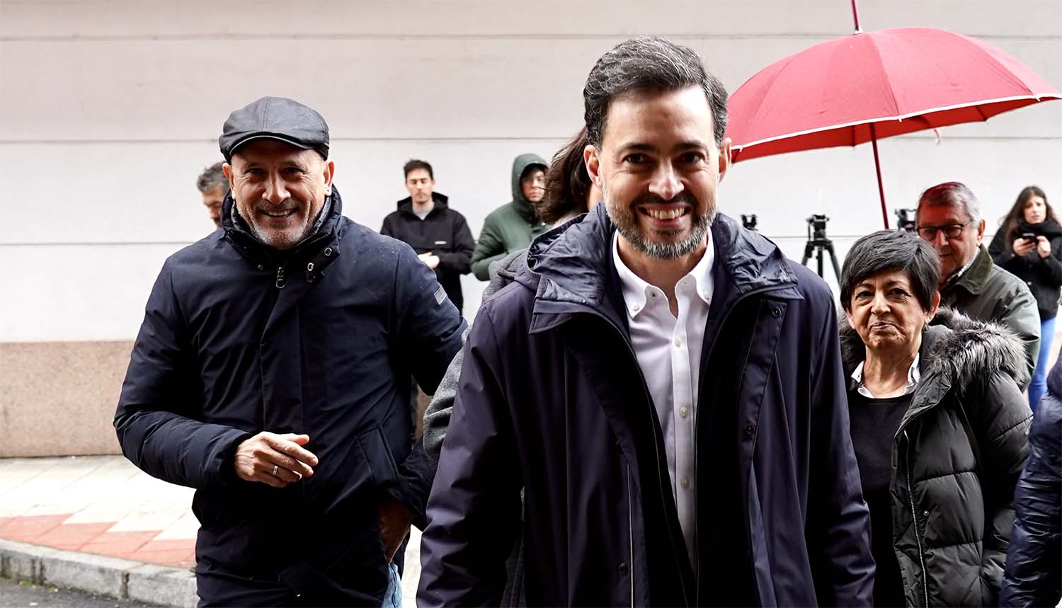 Manuel Ángel Rey detrás de Diego Moreno durante la entrega de los avales