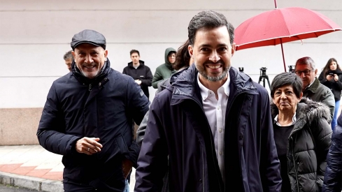 Manuel Ángel Rey detrás de Diego Moreno durante la entrega de los avales