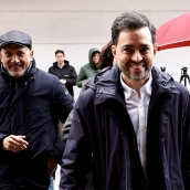 Manuel Ángel Rey detrás de Diego Moreno durante la entrega de los avales