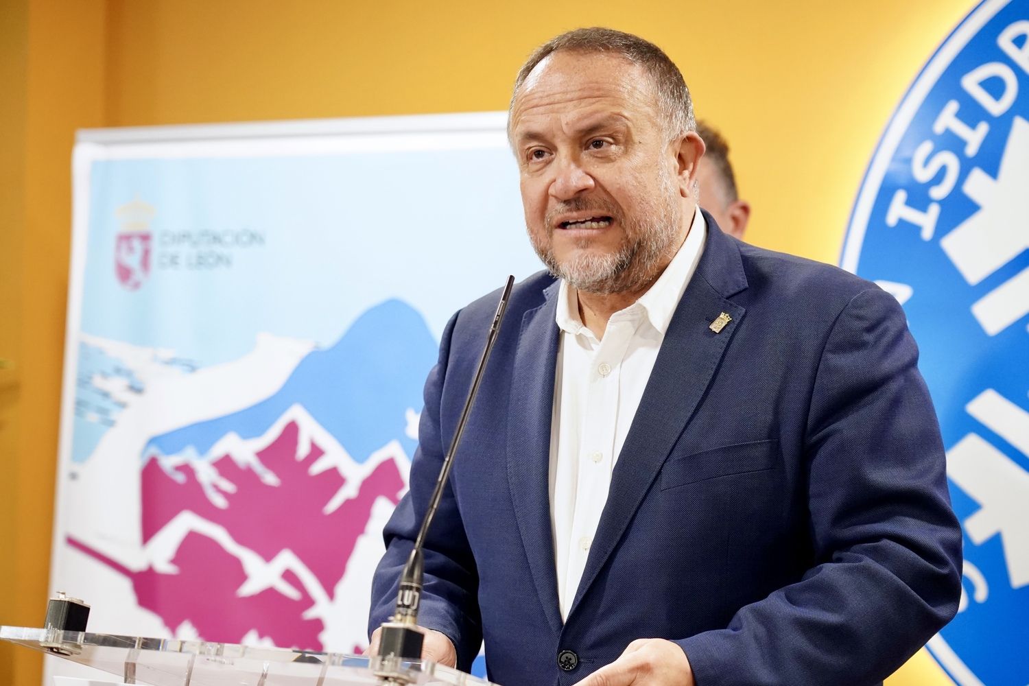 El presidente de la Diputación de León, Gerardo Álvarez Courel, durante la celebración del 50 aniversario de la primera temporada de esquí en San Isidro | Campillo / ICAL