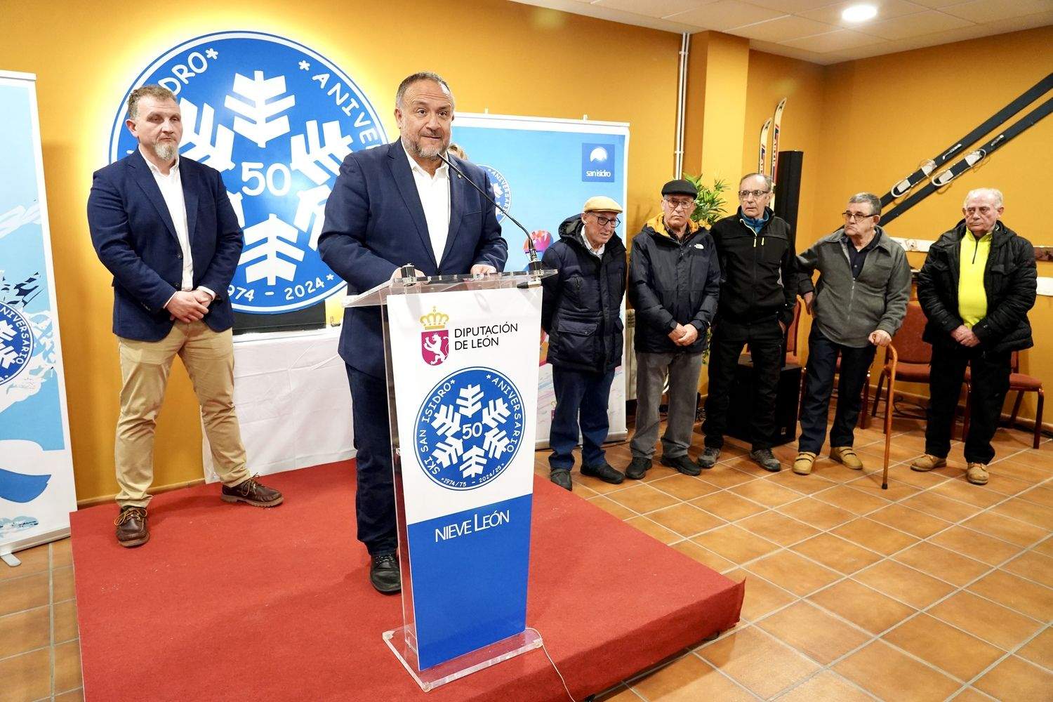 El presidente de la Diputación de León, Gerardo Álvarez Courel, durante la celebración del 50 aniversario de la primera temporada de esquí en San Isidro | Campillo / ICAL El presidente de la Diputación de León, Gerardo Álvarez Courel, durante la celebración del 50 aniversario de la primera temporada de esquí en San Isidro | Campillo / ICAL