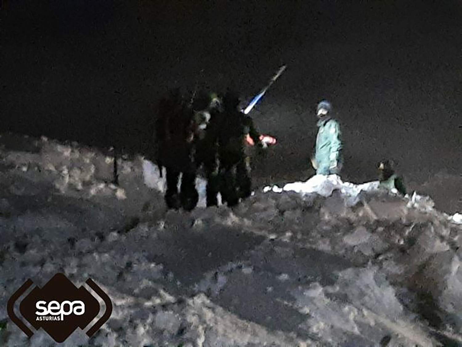 Imagen del rescate en San Isidro tras el alud Imagen del rescate en San Isidro tras el alud