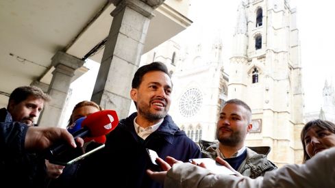 Diego Moreno atiende a los medios de comunicación tras la proclamación de candidaturas a secretaría provincial del PSOE de León | Campillo / ICAL