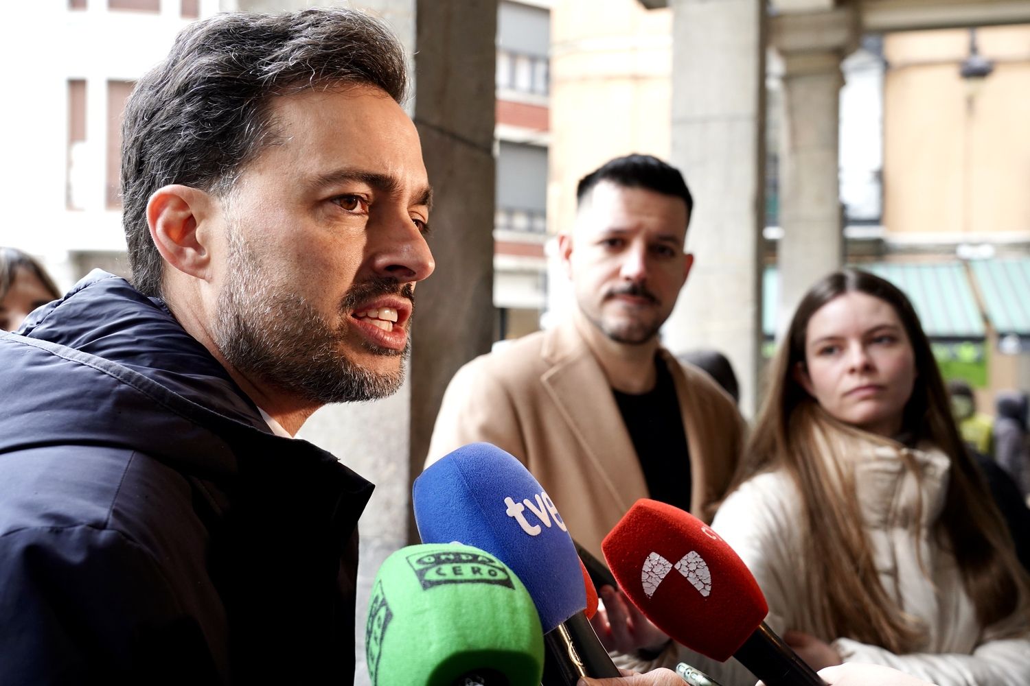 Diego Moreno atiende a los medios de comunicación tras la proclamación de candidaturas a secretaría provincial del PSOE de León | Campillo / ICAL