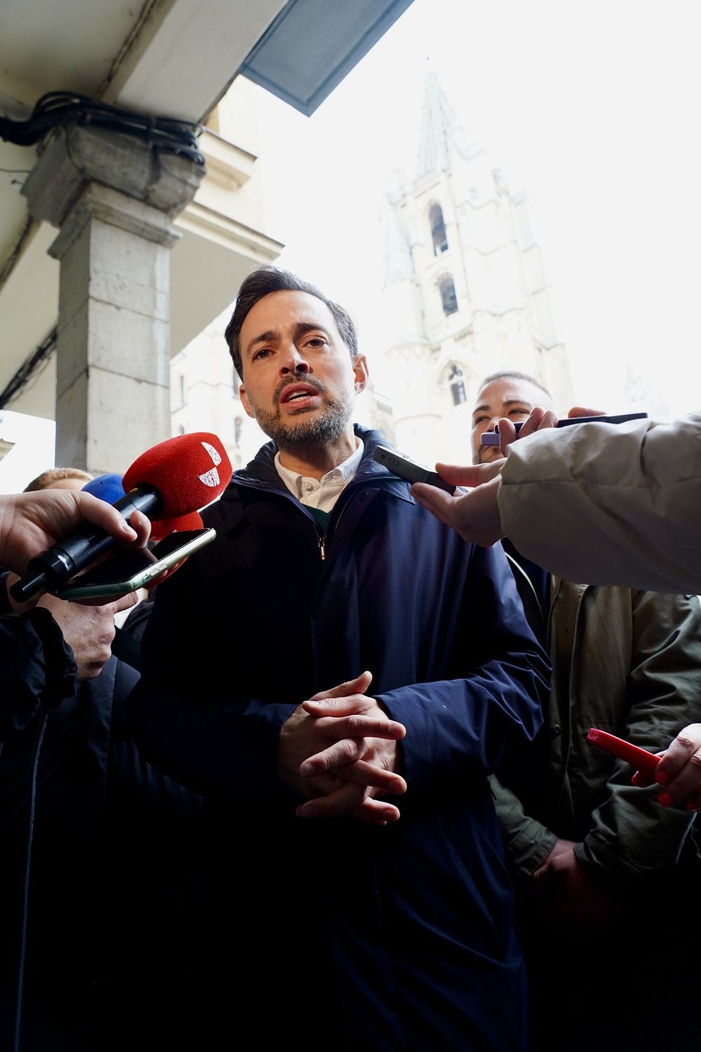 Diego Moreno atiende a los medios de comunicación tras la proclamación de candidaturas a secretaría provincial del PSOE de León | Campillo / ICAL