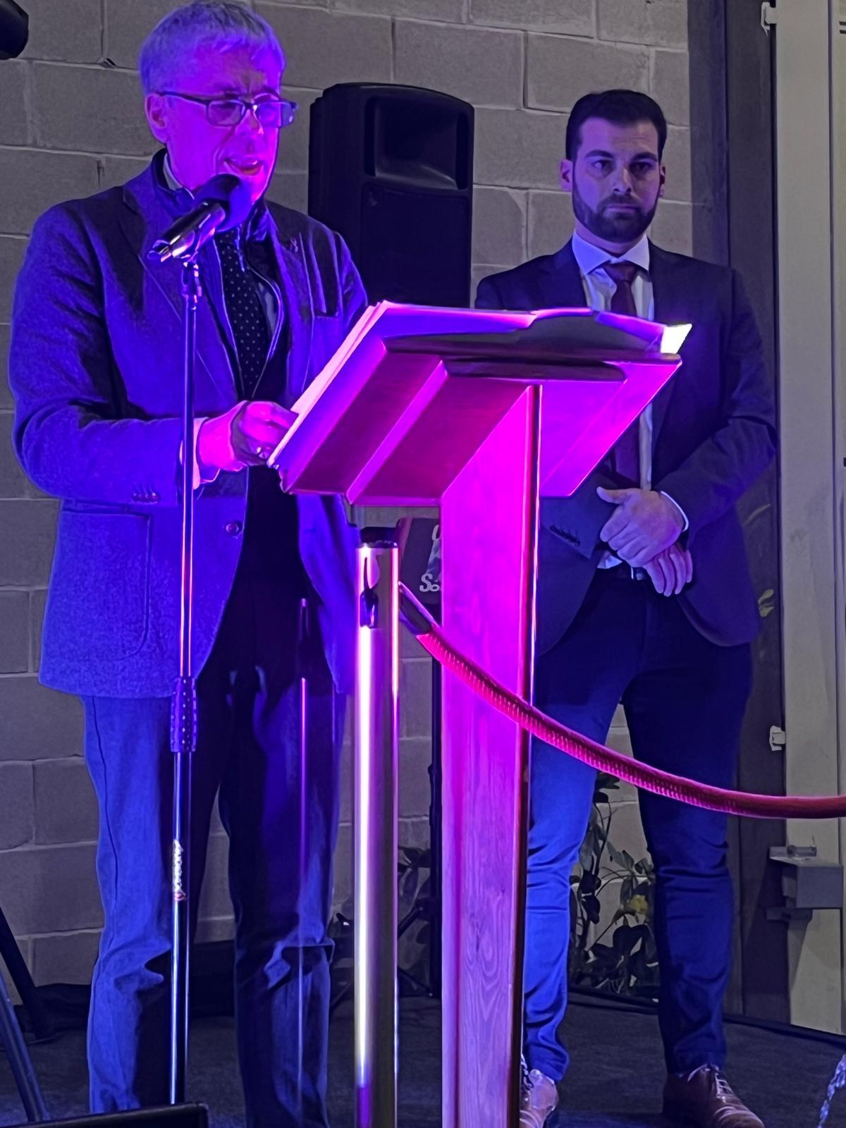 Eduardo Diego durante su intervención como mantenedor del Festival de Botillo de Noceda del Bierzo, junto a él el alcalde del municipio, Andrés Arias