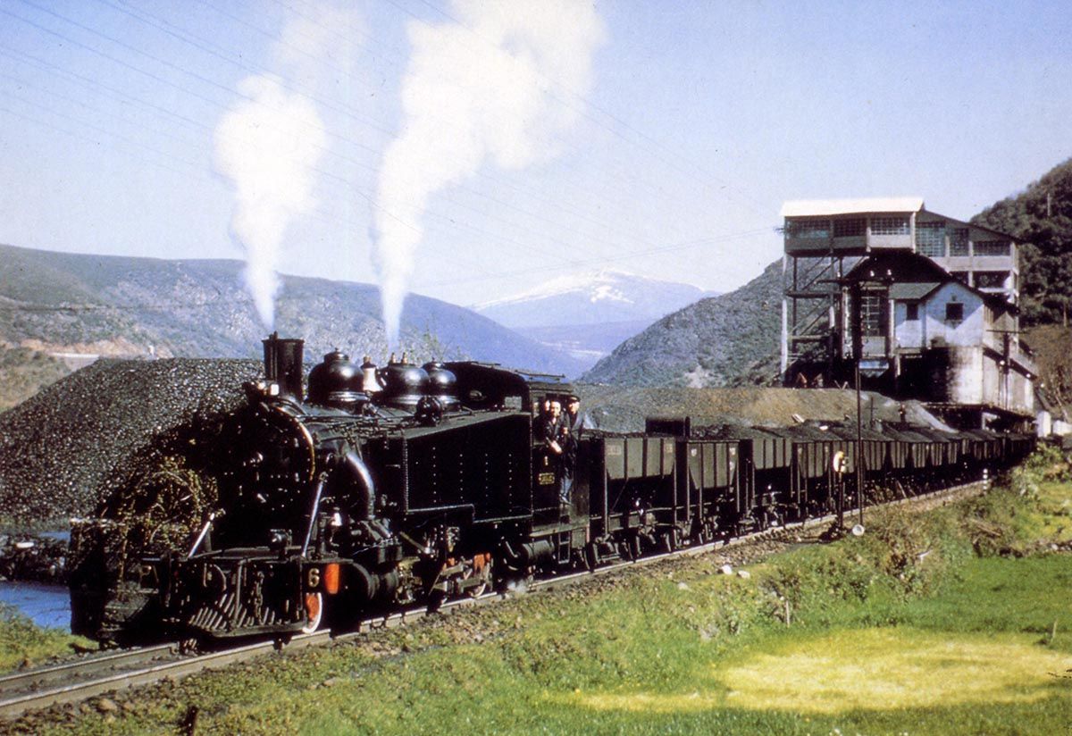 Tren tirado por la Baldwin PV-6, ante lavadero de Victoriano Glez la recuelga