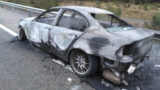 Imagen de archivo de un coche calcinado en la A6 en el Puerto del Manzanal, el suceso de la imagen tuvo lugar el pasado mes de marzo