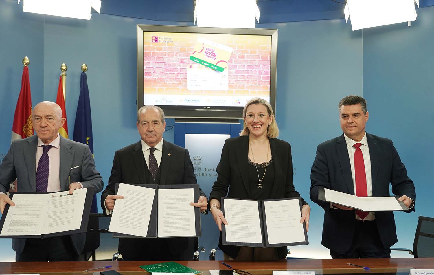 Rubén Cacho / ICAL . La vicepresidenta de la Junta de Castilla y León y consejera de Familia e Igualdad de Oportunidades, Isabel Blanco, firma un convenio de colaboración con Caja Rural de Salamanca, Caja Rural de Soria y Caja Rural de Zamora para la promoción y dinamización del Carné Joven Europeo en Castilla y León.