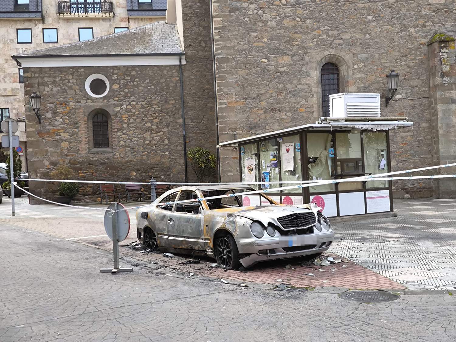 Coche calcinado en Bembibre 