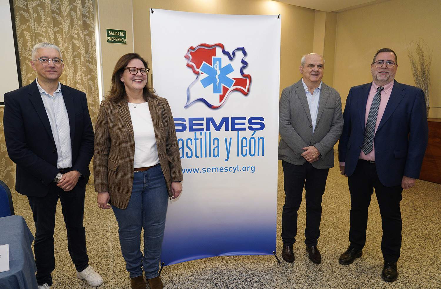 César Sánchez / ICAL . El gerente del Área de Salud del Bierzo, Juan Ortiz de Saracho (D), junto al presidente de la Sociedad Española de Medicina de Urgencias y Emergencias de Castilla y León, Gonzalo Ibáñez (2D), el jefe del Servicio de Urgencias del Hospital del Bierzo, José Ramón Casal (I), y la coordinadora de trasplantes de Castilla y León, María Eugenia Perera, durante la inauguración del curso sobre actualización en donación de órganos y tejidos